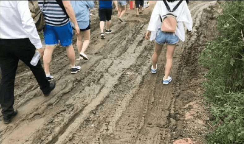 周杰伦开泥泞乡村演唱会被嘲太寒酸,知道真相