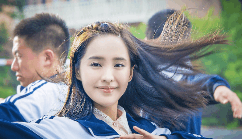 沈腾《夏洛特烦恼》里的女神秋雅性感出席活动,胸前的天鹅成亮点