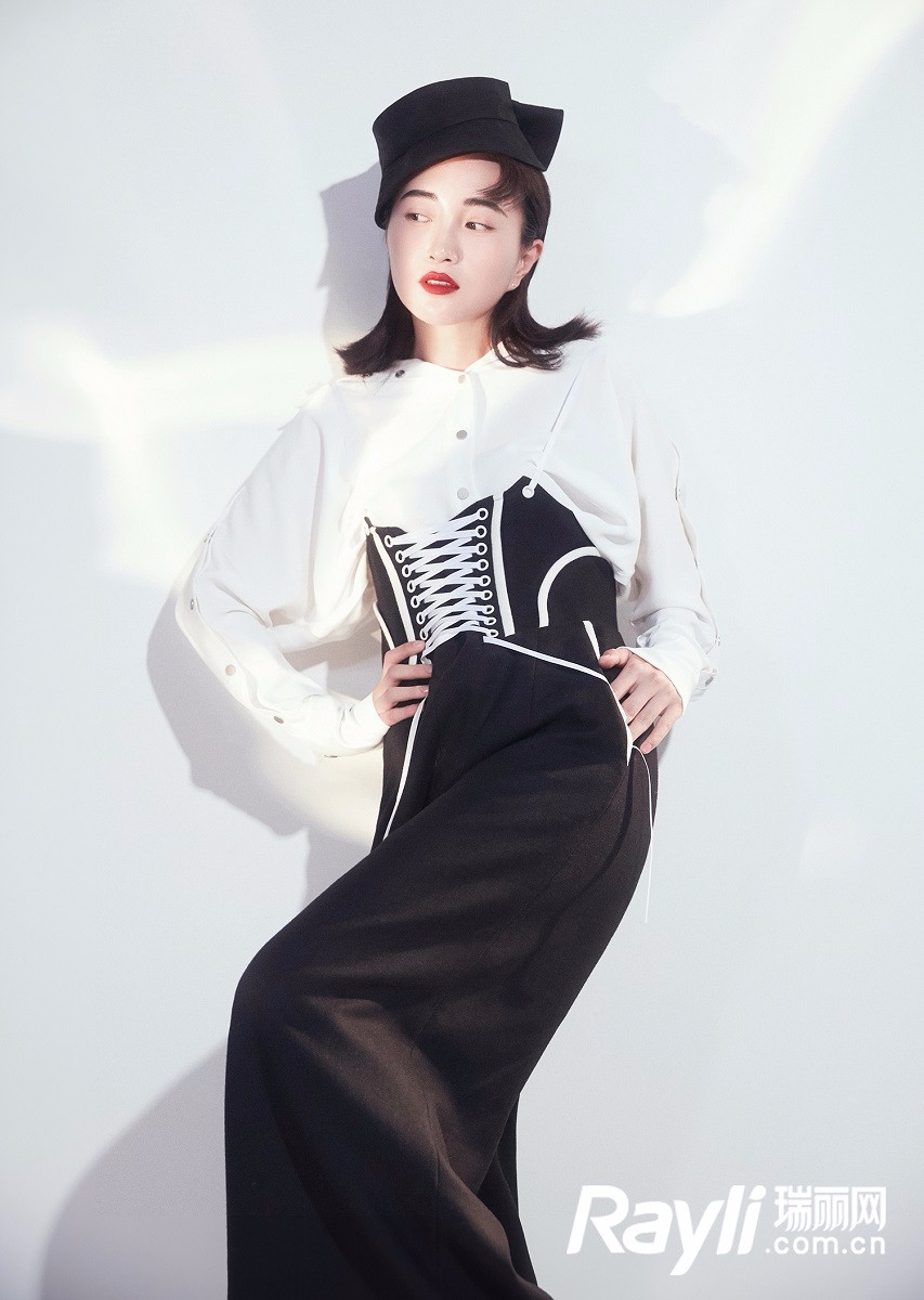 包文婧最新时尚大片曝光 演绎不同风格展多变魅力