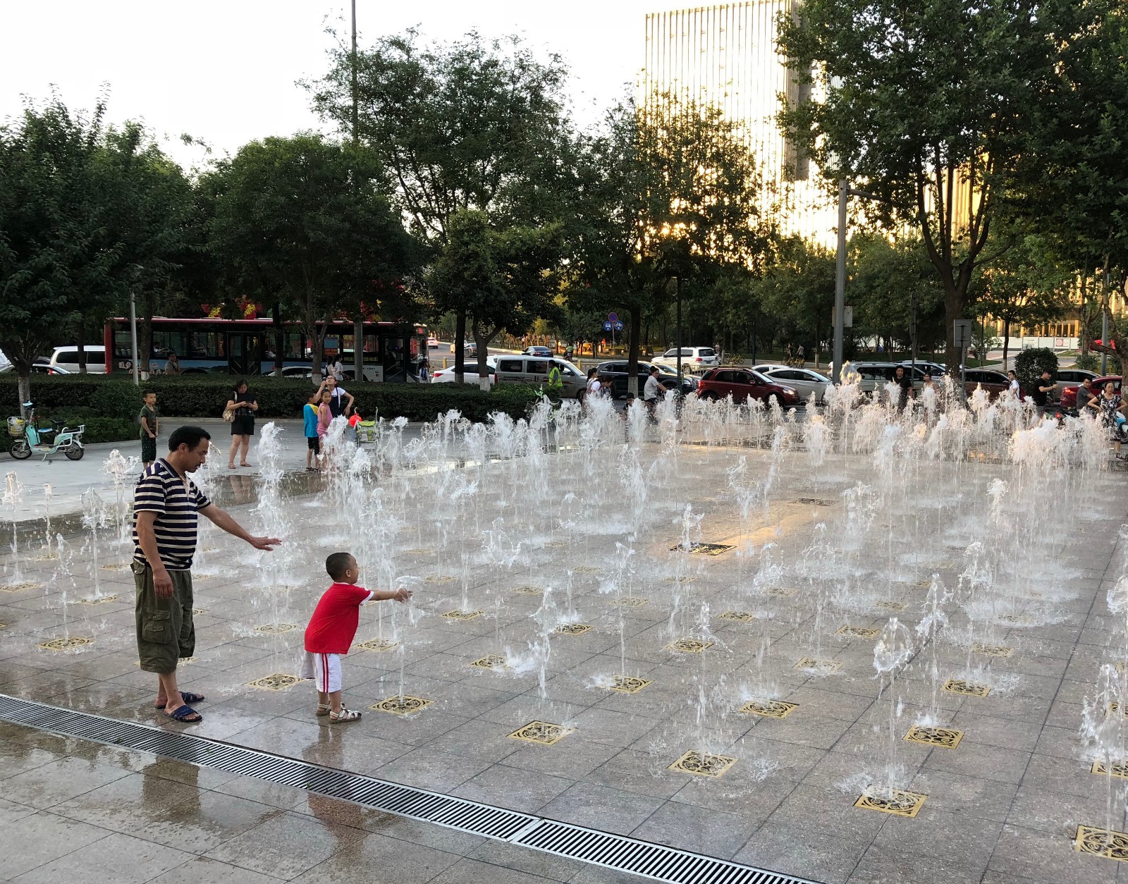 广场喷泉成了孩子们的戏水乐园安全被忽视
