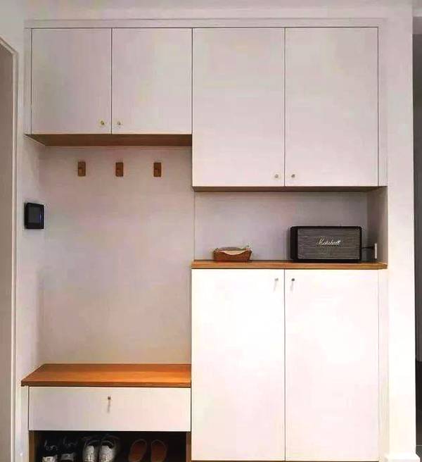 一般而言鞋柜深度要在45cm左右,而高度需要在35cm左右,最好是隔板做成