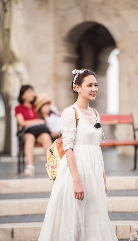 程莉莎真女神,大u领露出白雪肌肤,侧面绑带位置让人佩服