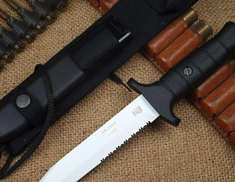 81式刺刀:可以作为匕首使用,可轻松刺入有生目标体内,4道血槽设计可最