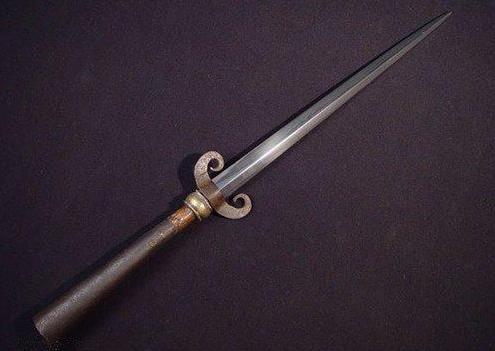 小伙子拿传家宝去鉴定,专家想购买遭拒绝,便说这是盗墓偷来的