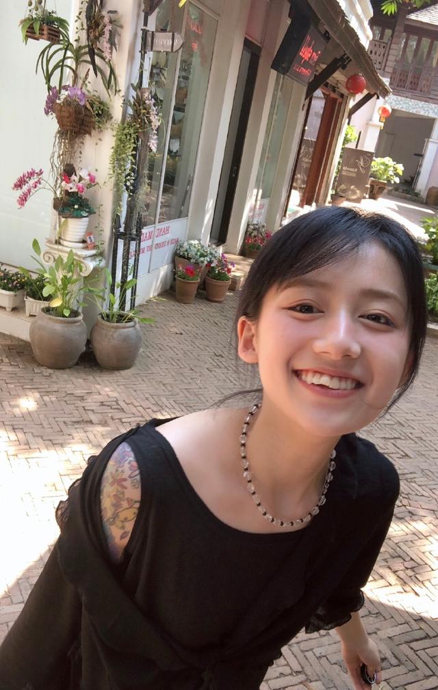 懒癌晚期能躺着就不坐着长得也不尽人意黑尾酱会看上李诞