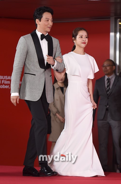 玄彬金南佶等出席23届釜山电影节开幕式红毯