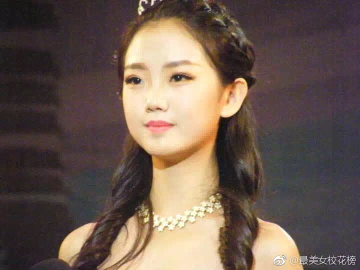 17岁 来自海南海口,身高168,歌手李健的小迷妹