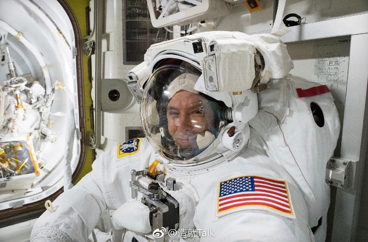 nasa近日公布照片:国际空间站宇航员为太空行走做准备