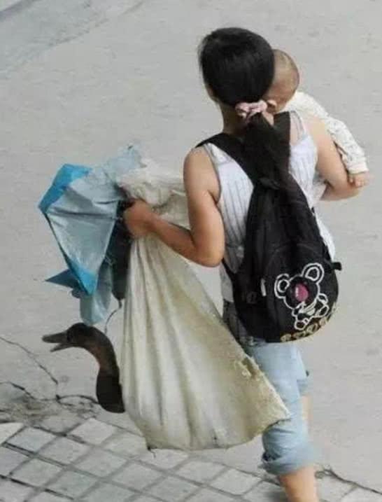 妹子穿纱裙参加活动老天突然刮起大风身材全部暴露了出来