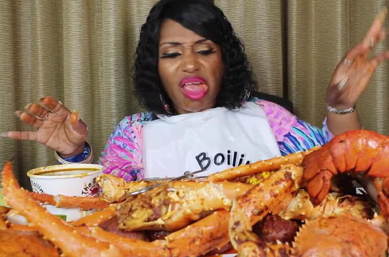 国外美女直播吃"全蟹宴",不过网友的注意力全集中在她脸上