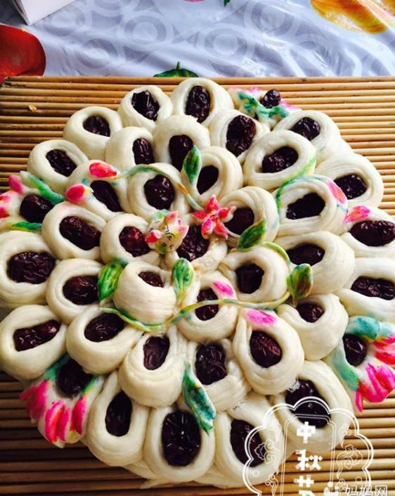 毁三观月饼3号——花糕 在有些地方,每到中秋节,除了会吃普通的月饼