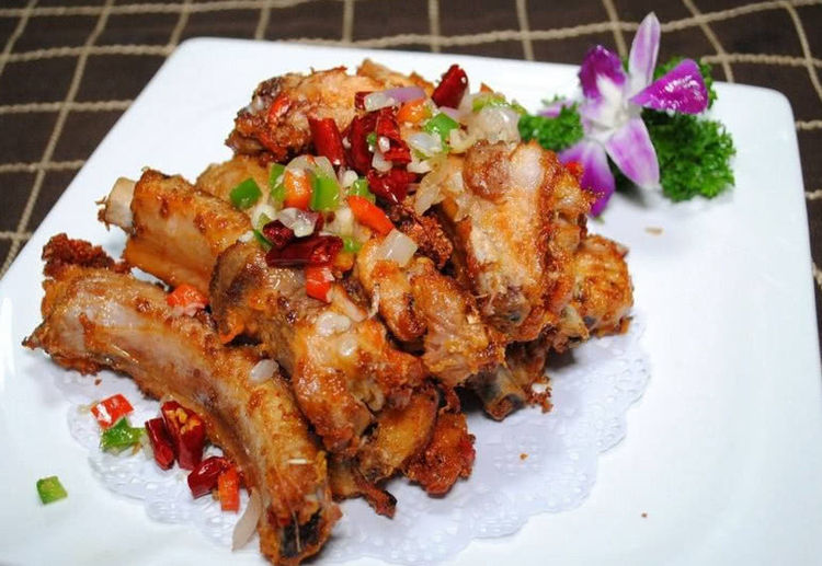 蒜香排骨肉质鲜美配合上蒜味喷香浓郁自己买完材料就能做