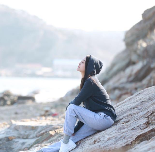 仔细看蒋依依这照片,她应该是海边玩耍,毕竟她的穿着打扮比较休闲