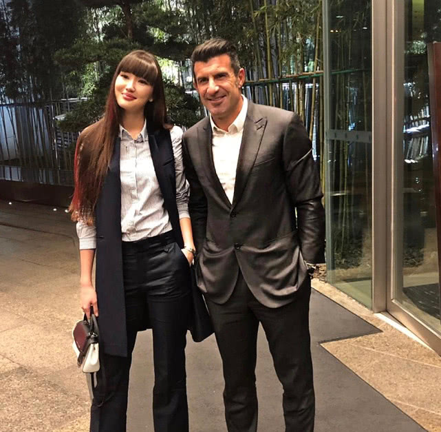 除了助阵马云的双十一,莎宾娜还前往了上海某夜店,并与葡萄牙著名球星