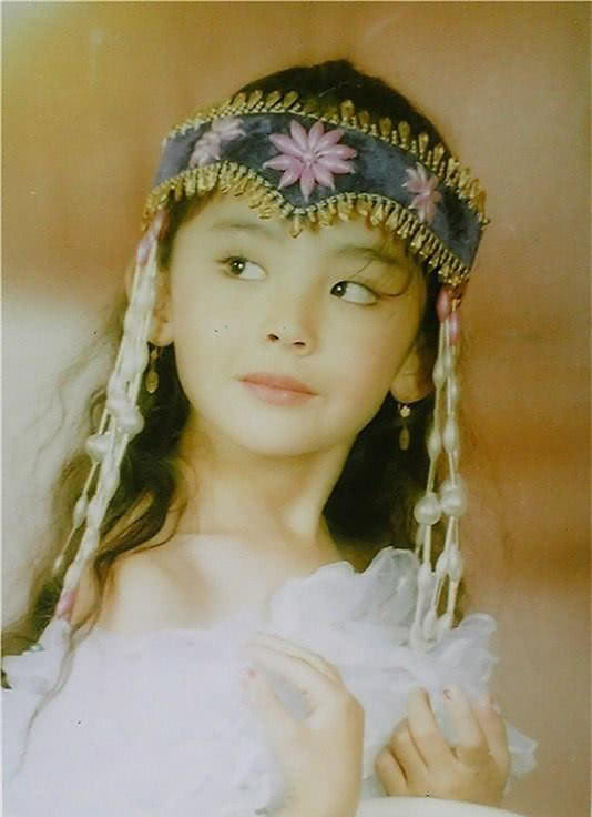 而与张翰分手没多久的她,小时候也非常惊艳,真的是从小美到大呀.