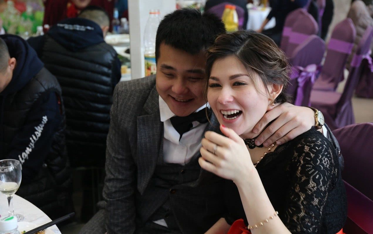 中国小伙娶俄罗斯媳妇妈妈在婚礼上却很尴尬全程一个表情