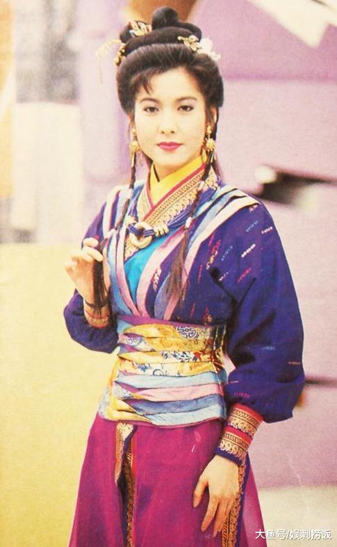 50岁李婉华身材十年如一日, 穿上两年前的泳衣, 身材依然那么火爆