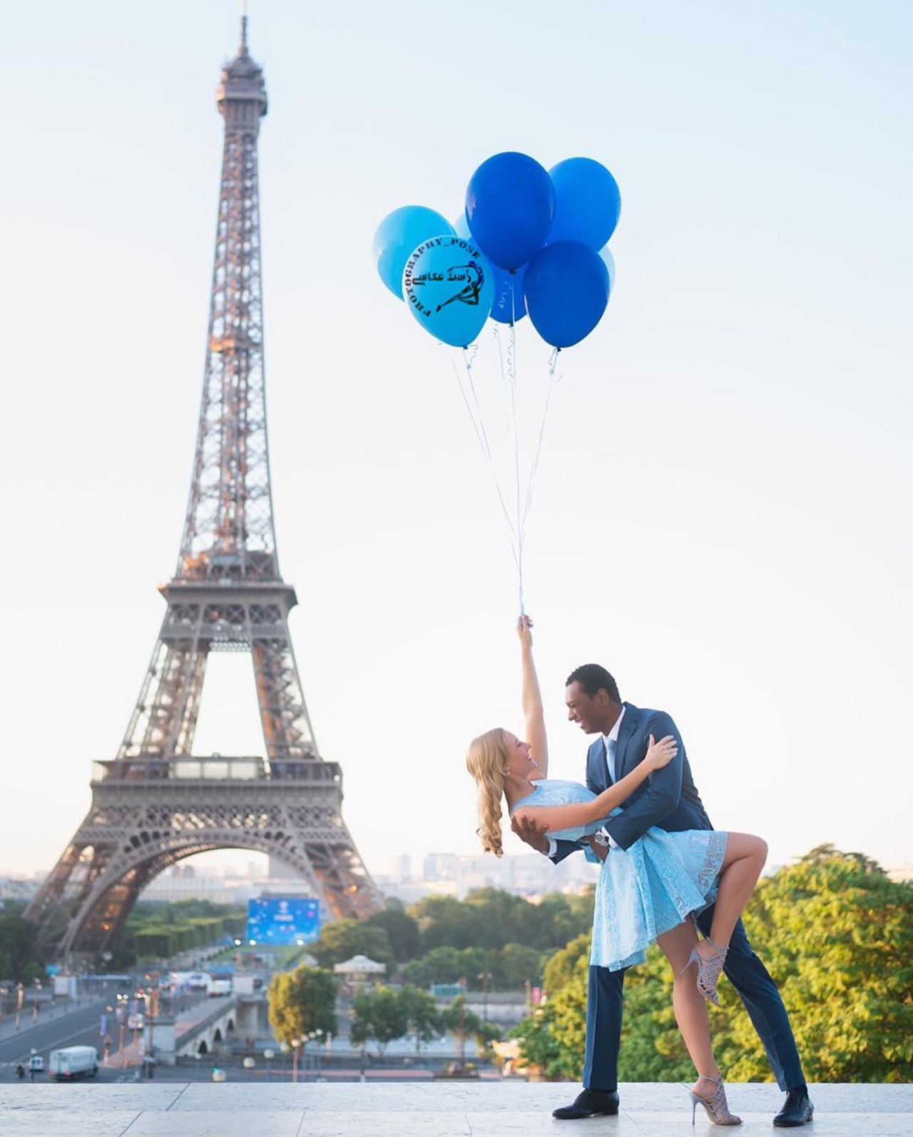 情侣在埃菲尔铁塔经典pose这才是正确的拍照方式
