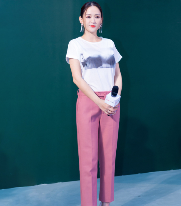 陈乔恩现身机场,38岁穿碎花短裙堪比8岁女童!