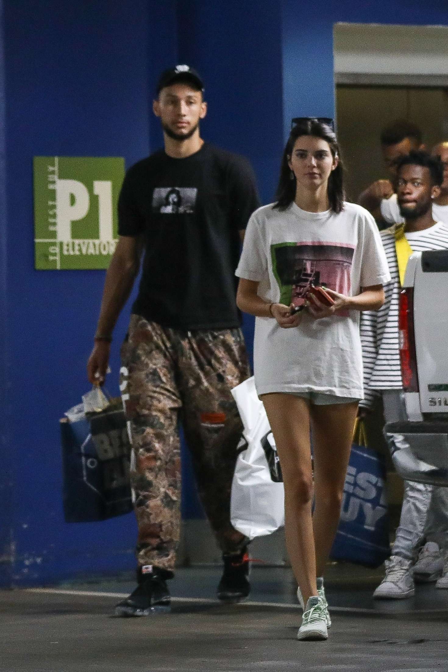 金小妹肯豆(kendall jenner)前日和本·西蒙斯(ben simmons)现身西