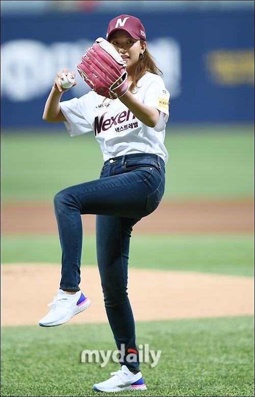 5月9日下午,韩国女模特李好贞在首尔天空巨蛋棒球场