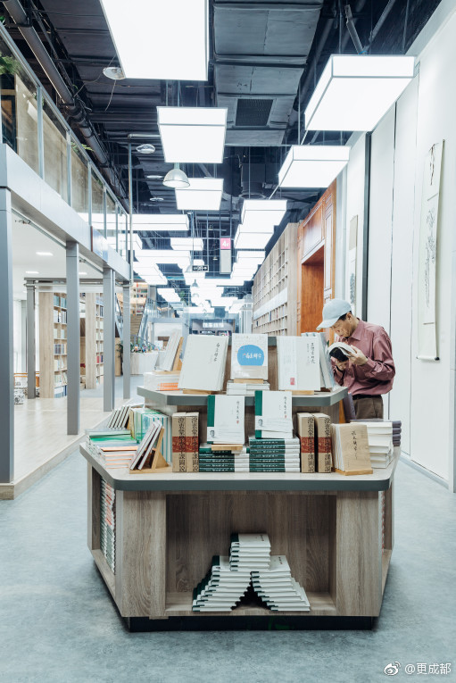 成都又双叒新开一家格调书店,马识途手写店名,最贵的书25万一套.