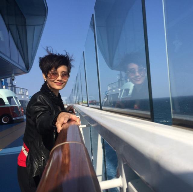 的面容十分接地气,完全想不到她就是当年那个高冷而傲慢的"沈含枫"