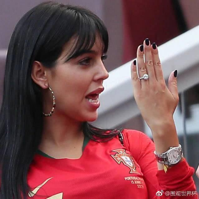 红9世界杯如何:C罗女友现身世界杯,傲娇身材引