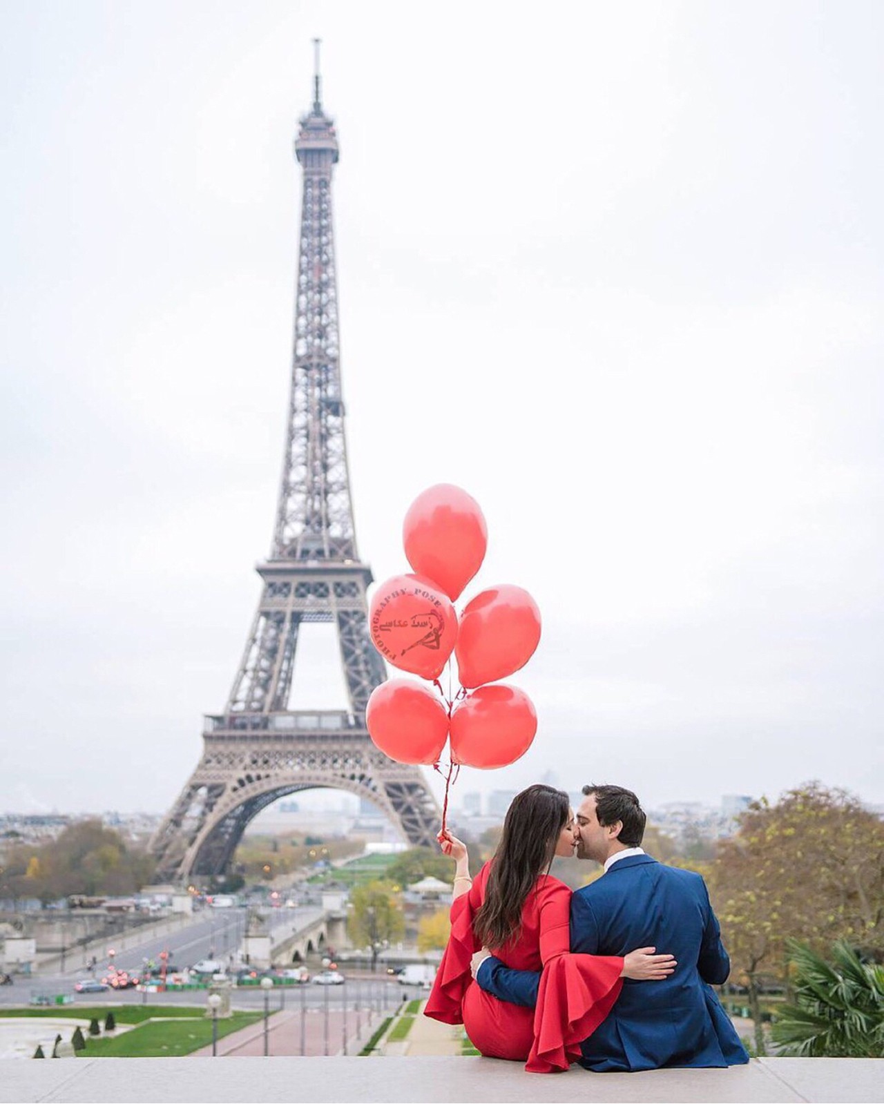 情侣在埃菲尔铁塔经典pose这才是正确的拍照方式
