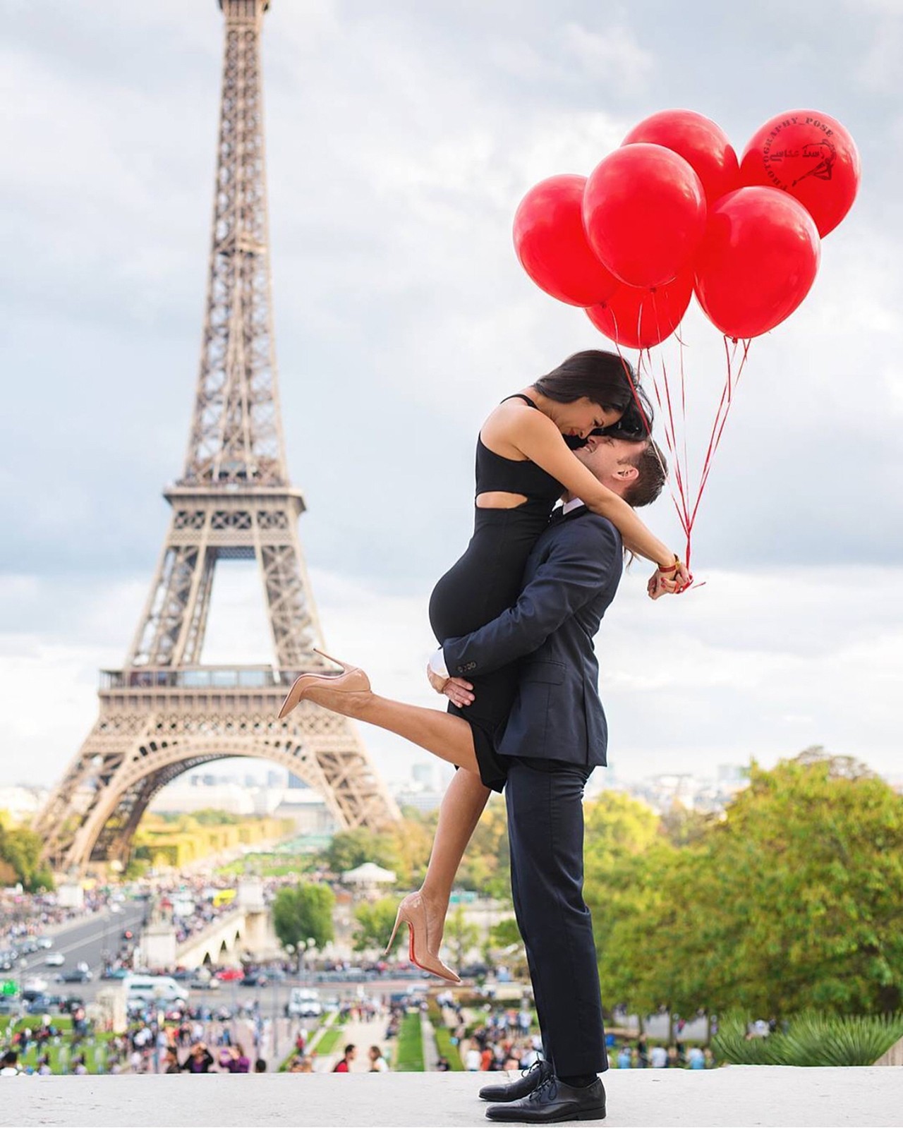 法国巴黎埃菲尔铁塔,建成于1889年,是著名的旅游经典.