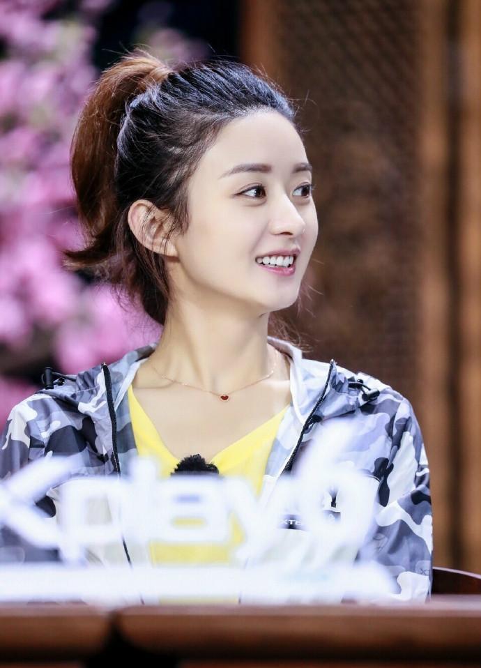 赵丽颖扎着马尾倍显青春活力, 最后一张吃东西样子呆萌可爱