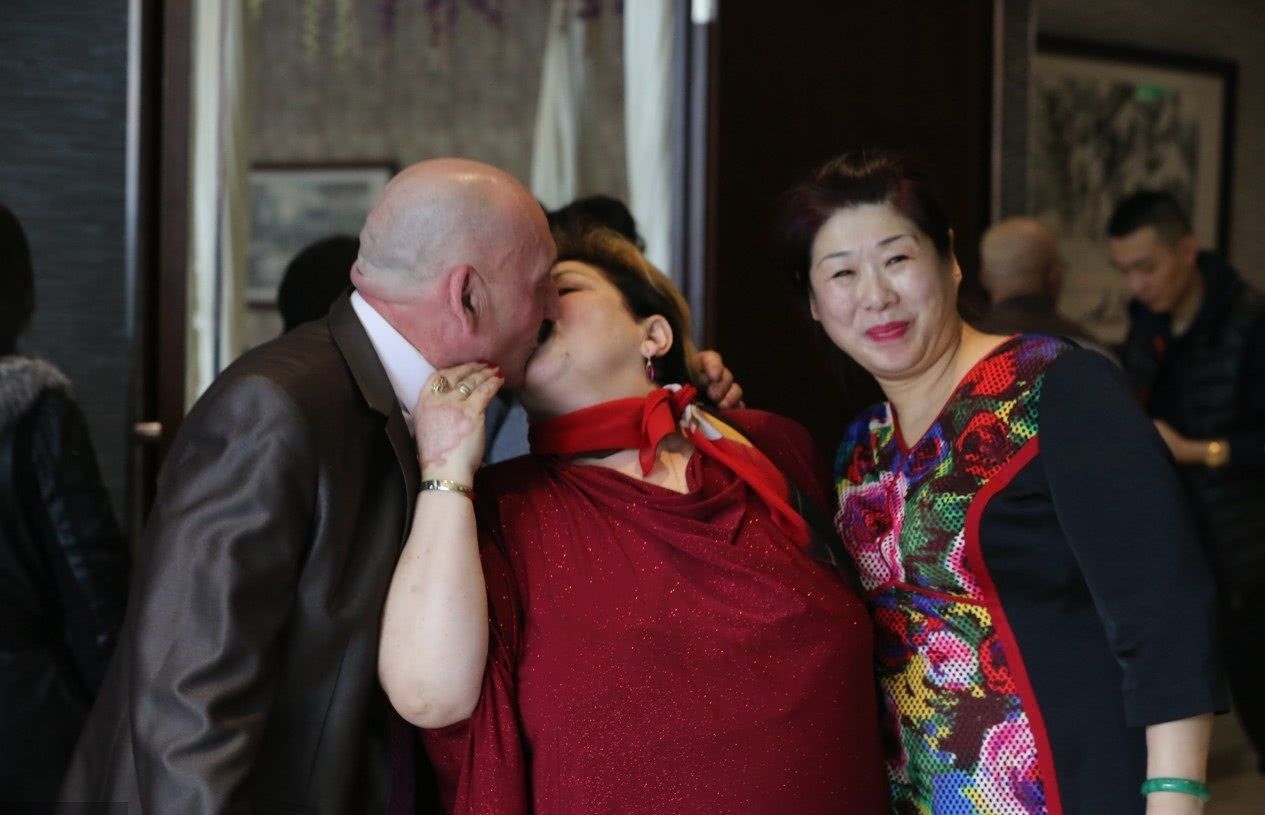 中国小伙娶俄罗斯媳妇妈妈在婚礼上却很尴尬全程一个表情