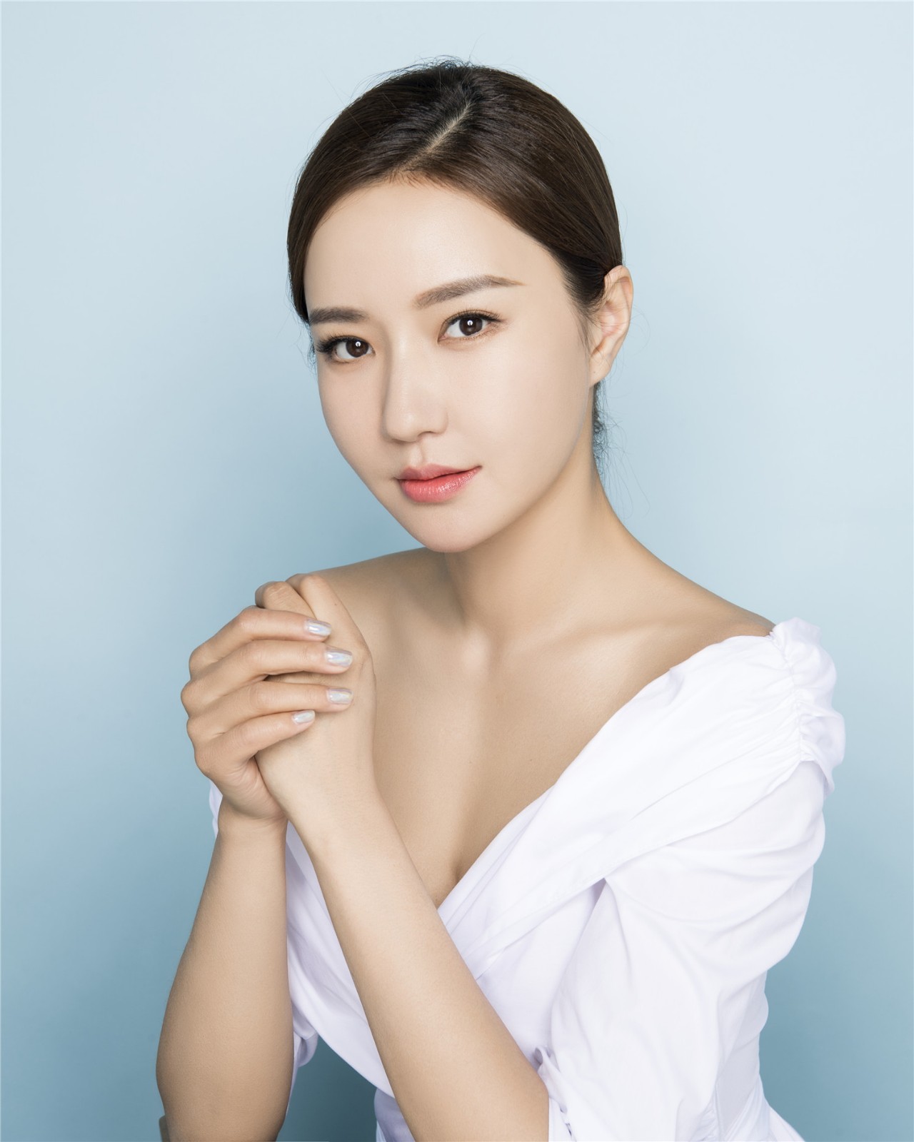 韩雨芹最新写真仙气迷人  时尚v领上演香肩诱惑