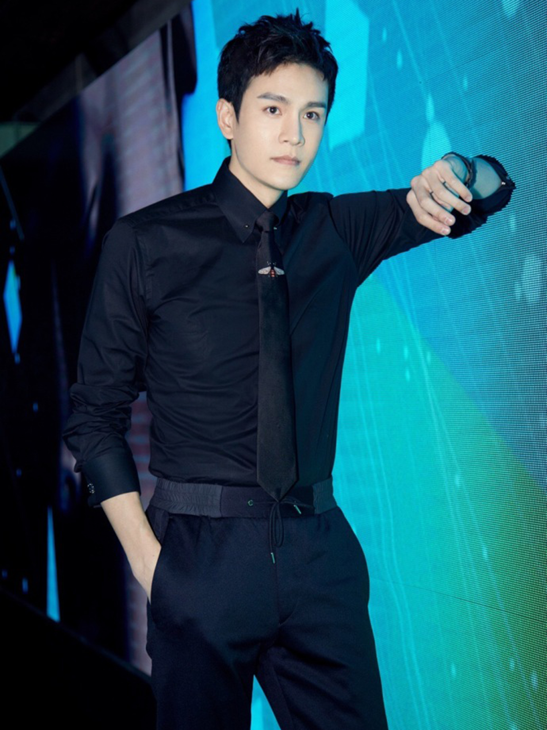 说起经超,与一位当红女演员有些相似,那就是杨幂.