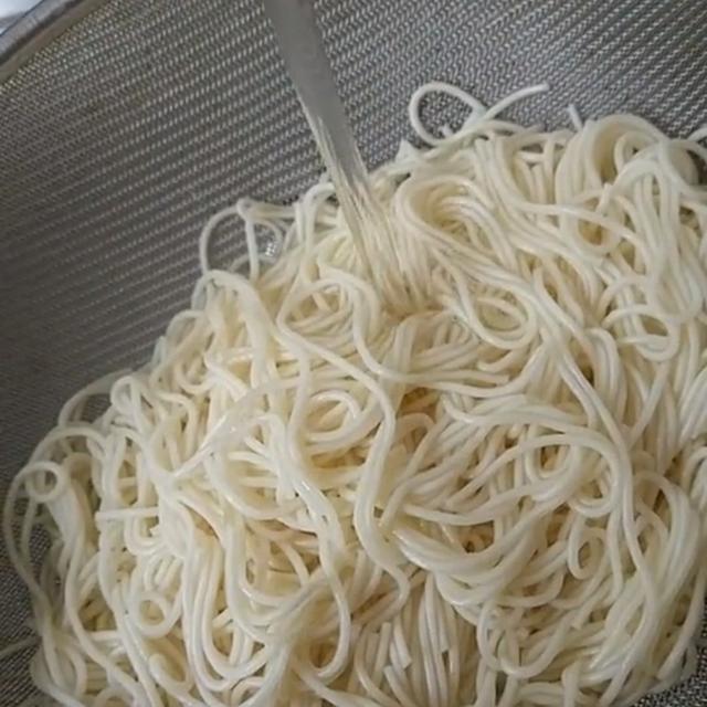 1把面条,一个鸡蛋,做成美味的面条饼,外脆里嫩,清香可口