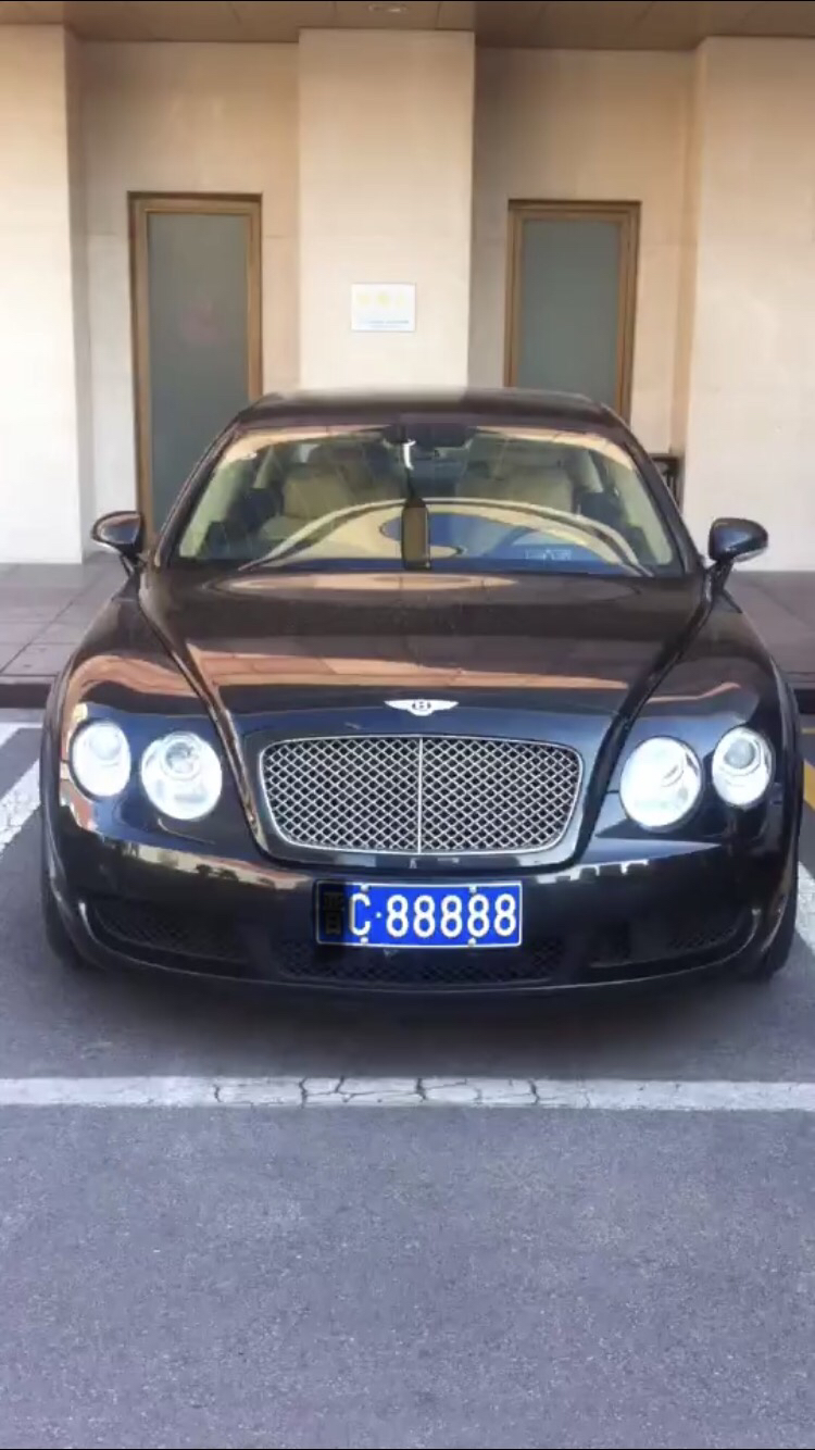 宾利车牌是五连号88888但是旁边的奔驰却没给它面子直接秒杀