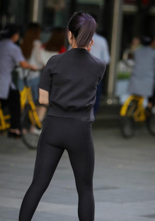 迷失方向的呆萌小女神,修长"筷子腿"成为街头亮点,吸睛无数
