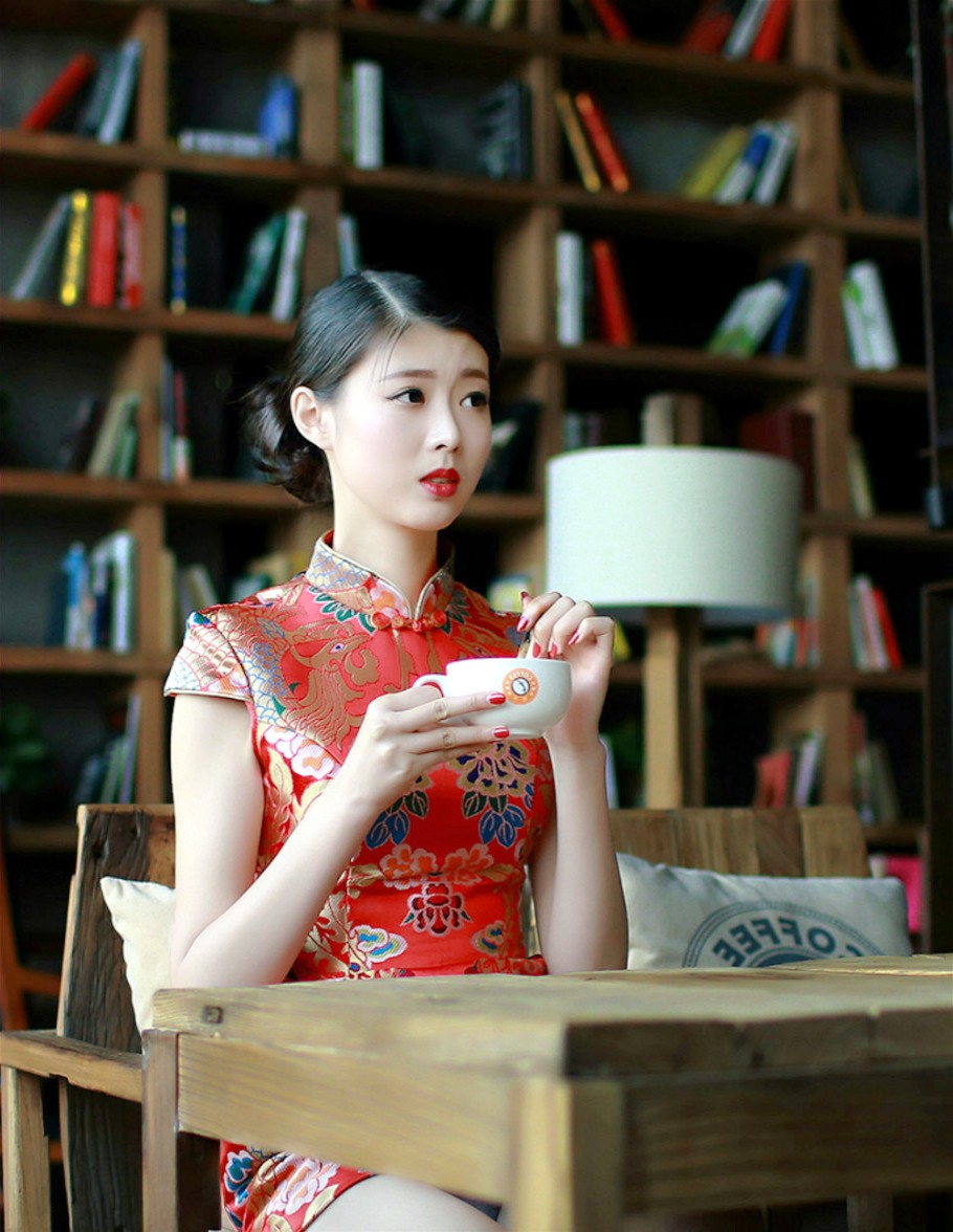 一个在阅读室的文雅秀丽旗袍女孩