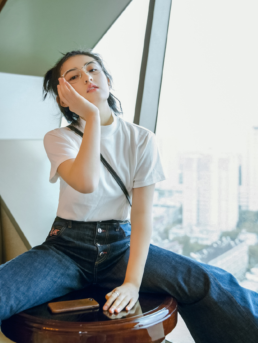 张雪迎现身机场,白色t恤配牛仔有啥意思,网友:这么穿谁不会!