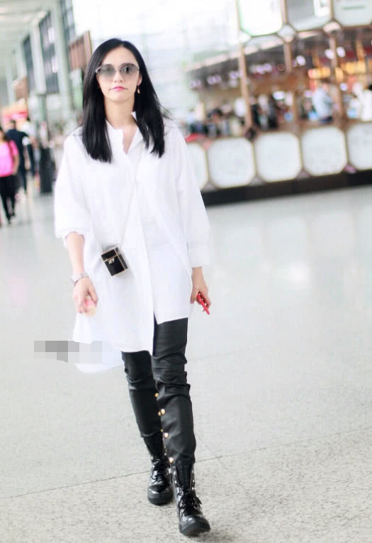 姚晨背着一个还没半个手掌大的包包,好看到爆炸,包包又要火了!