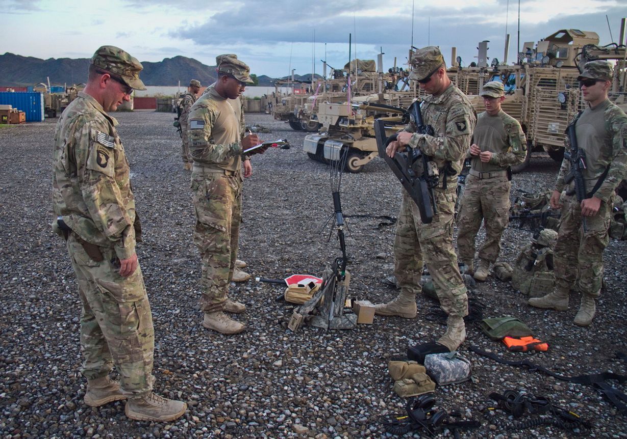 这个十个步兵师从作战用途上可分为用于大规模正面对抗的重型装甲师