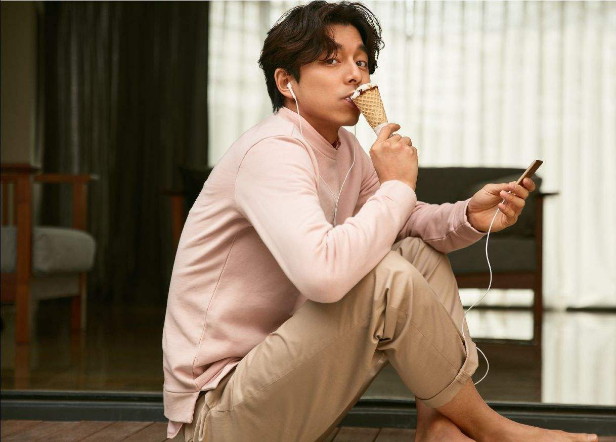 可爱大叔孔刘上线,身穿格子衬衫怀抱超大块西瓜,网友:心都化了|孔刘|