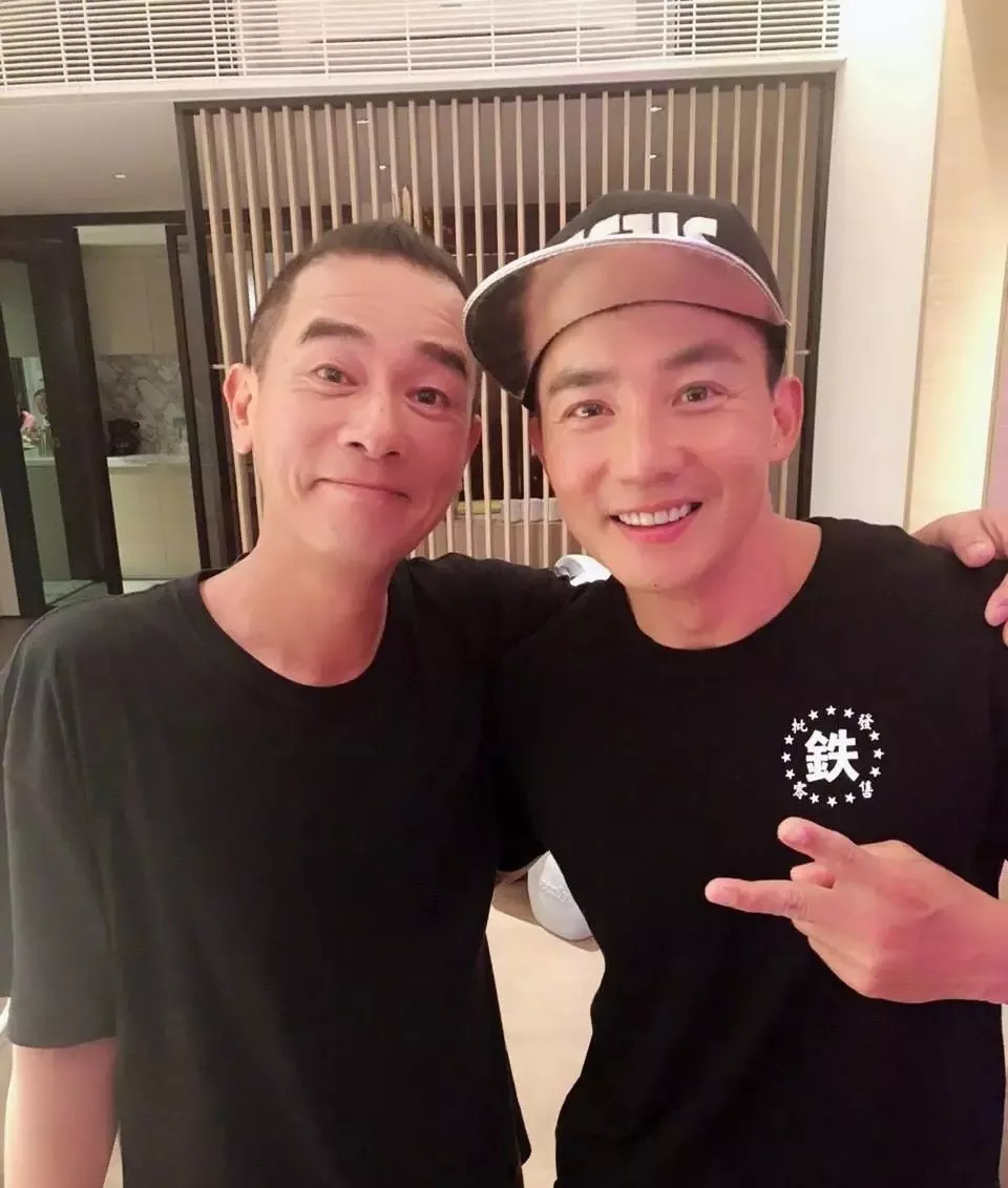 陈小春,刘畊宏家惊喜同框,两对夫妻合照一个细节暴露感情差异