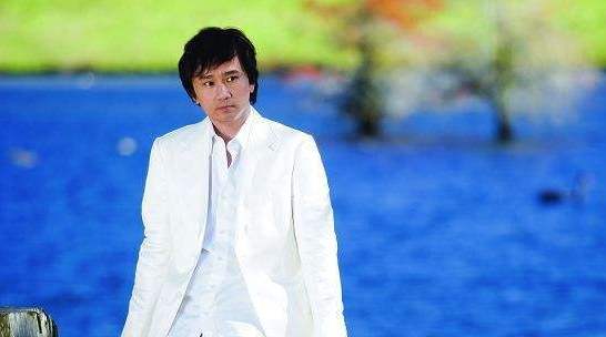 香港街头歌手演唱经典《昨日重现》围观群众听