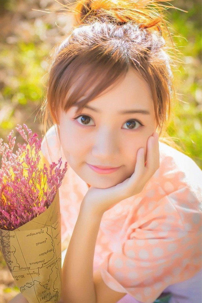 浅浅小酒窝户外写真美女清新阳光好唯美