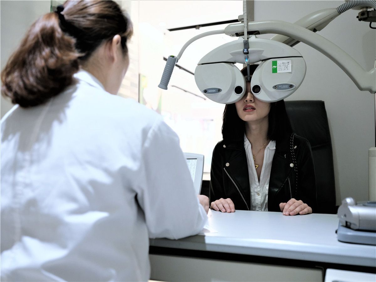 本次给我们验光的范红莉老师,从事验光配镜工作23年,是重庆首届验光与