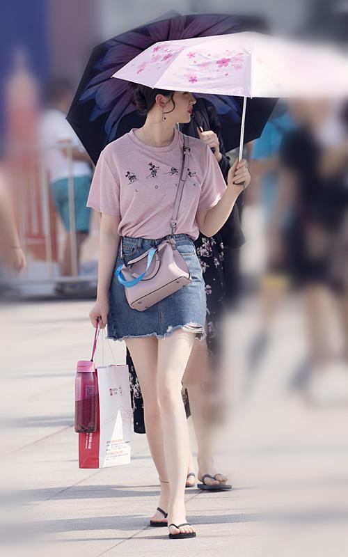 街拍时尚街头清凉搭配小吊带背心的姐妹花让突围的身材更丰满