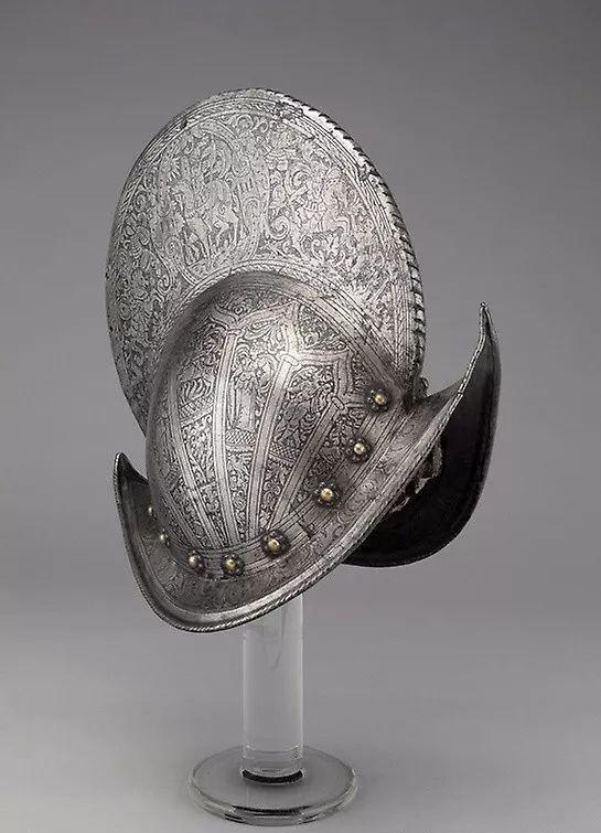 1617世纪欧洲贵族最爱的装备极尽奢华的鸡冠形高顶盔