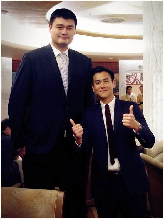姚明与众明星的合影都相差悬殊,但是只有在她面前缩小了身高差
