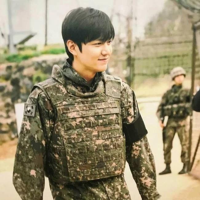 韩国演员李敏镐入伍前夕微博更新